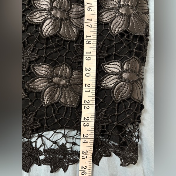 Black Floral Lace Sleeveless Top - Picture 5 of 5